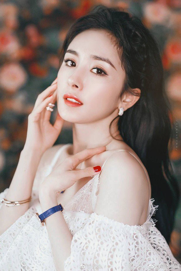 Mỹ nhân Cbiz sở hữu vai trần quyến rũ