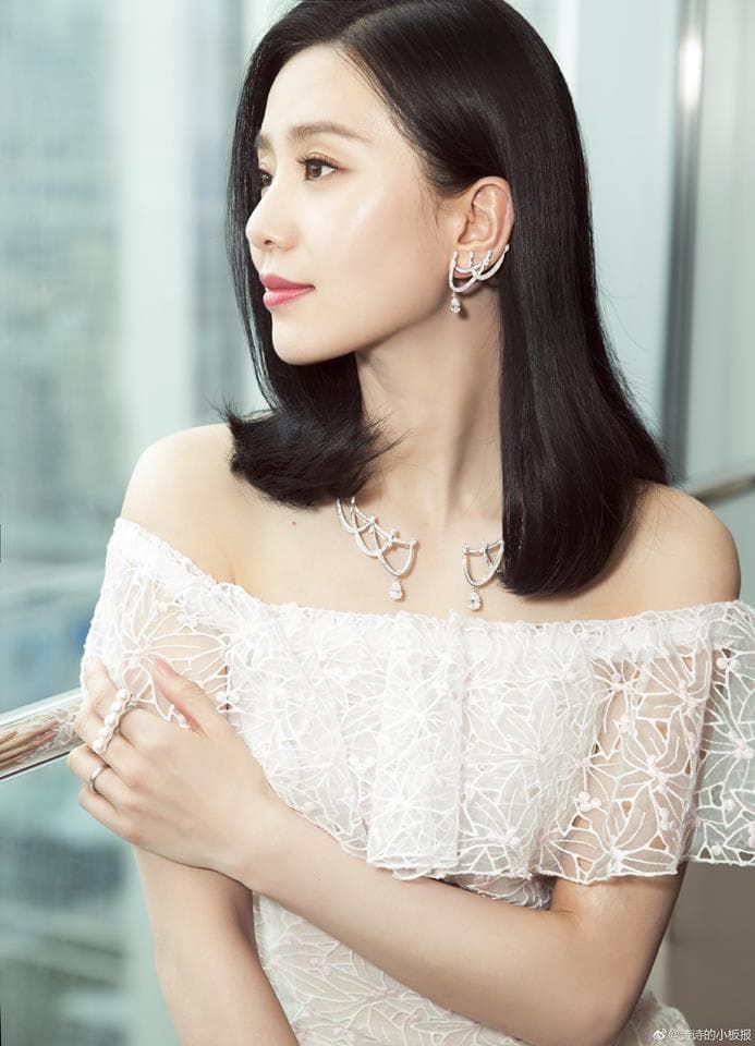 Mỹ nhân Cbiz sở hữu vai trần quyến rũ
