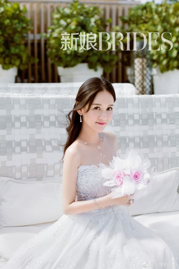 Mỹ nhân Cbiz sở hữu vai trần quyến rũ