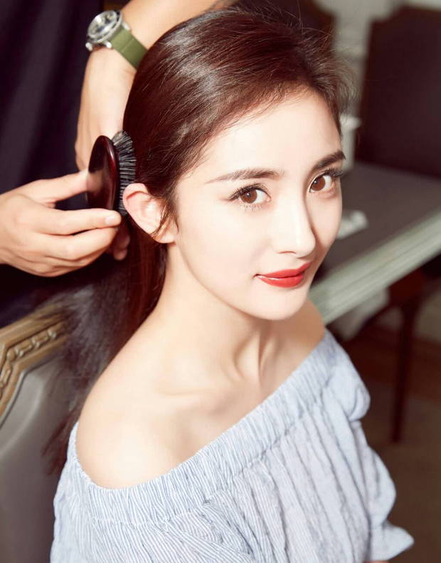Mỹ nhân Cbiz sở hữu vai trần quyến rũ