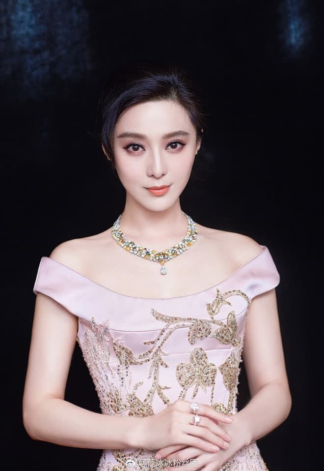 Mỹ nhân Cbiz sở hữu vai trần quyến rũ
