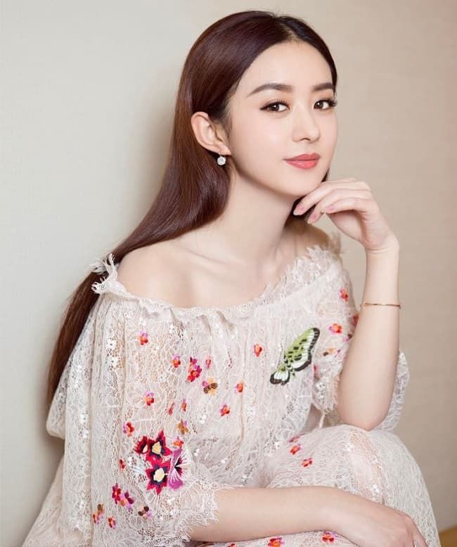 Mỹ nhân Cbiz sở hữu vai trần quyến rũ