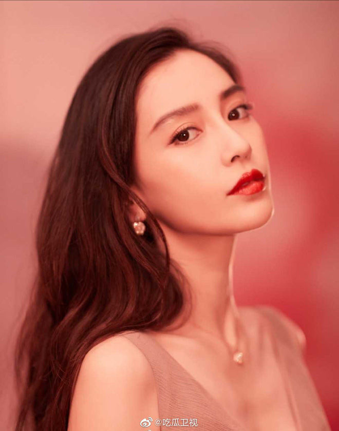 Mỹ nhân Cbiz sở hữu vai trần quyến rũ