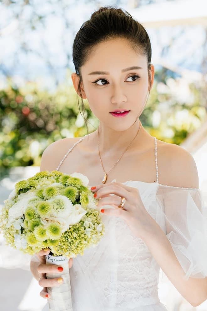 Mỹ nhân Cbiz sở hữu vai trần quyến rũ