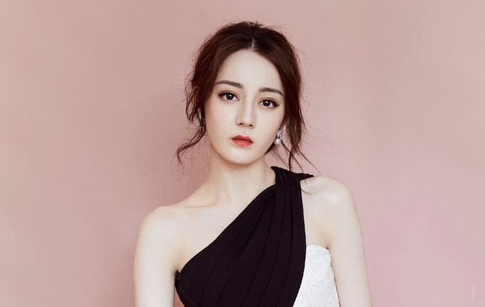 Mỹ nhân Cbiz sở hữu vai trần quyến rũ