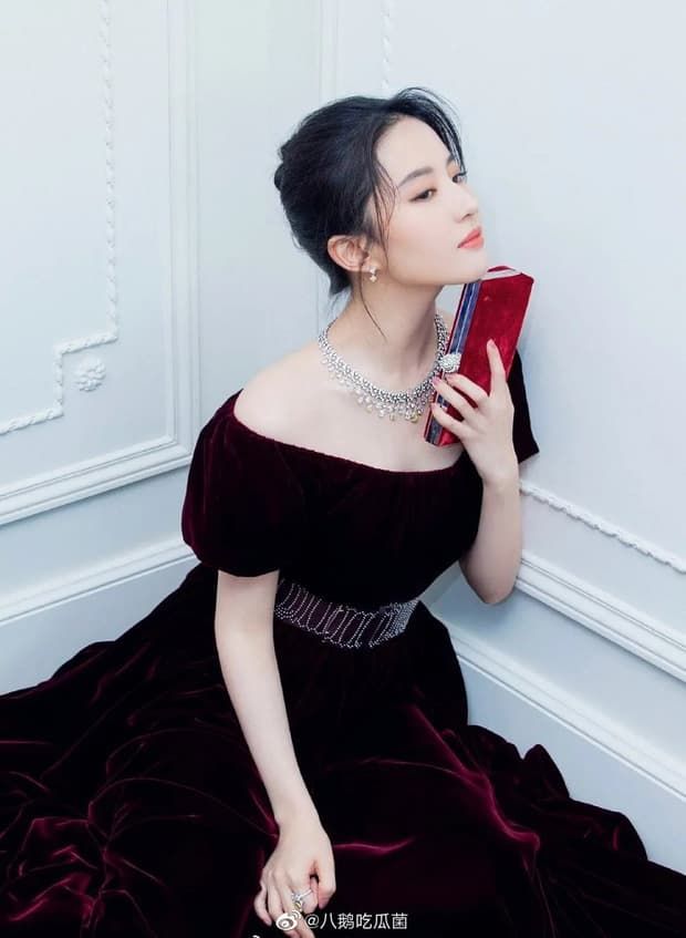 Mỹ nhân Cbiz sở hữu vai trần quyến rũ