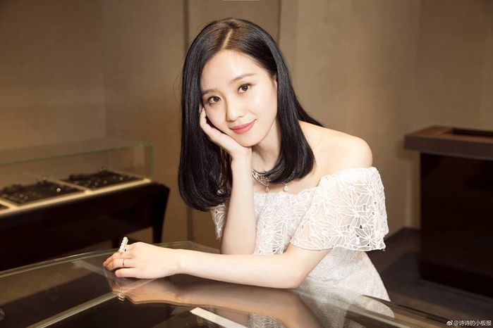 Mỹ nhân Cbiz sở hữu vai trần quyến rũ