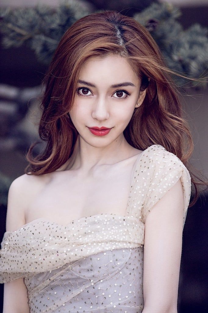 Mỹ nhân Cbiz sở hữu vai trần quyến rũ