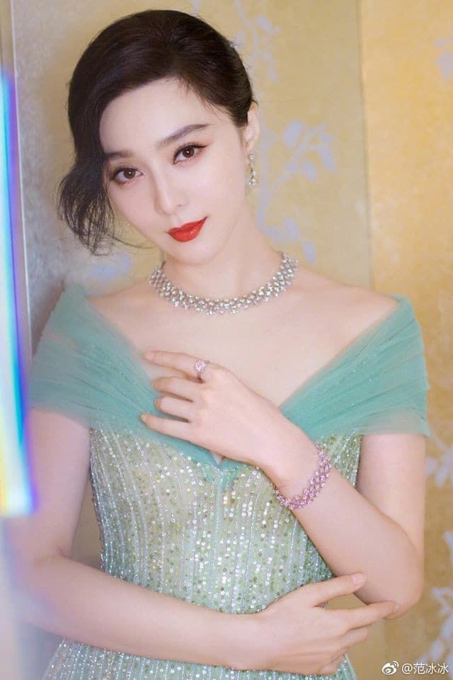 Mỹ nhân Cbiz sở hữu vai trần quyến rũ
