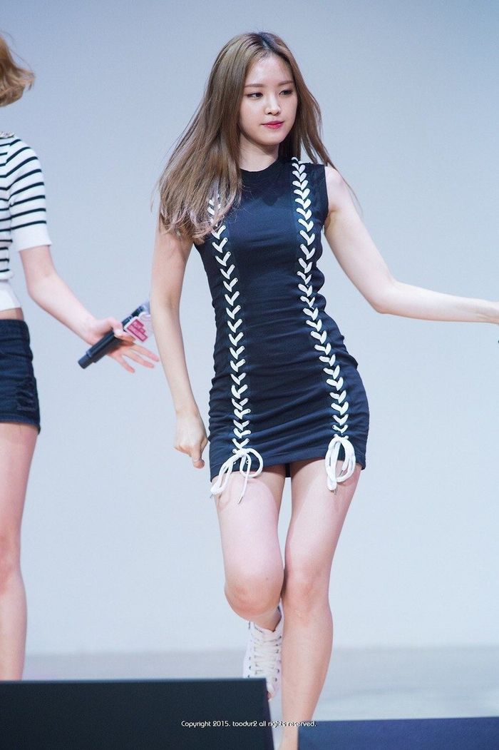 Na Eun (APink) khoe “vòng eo huyền thoại” tại sân bay đẹp không khác