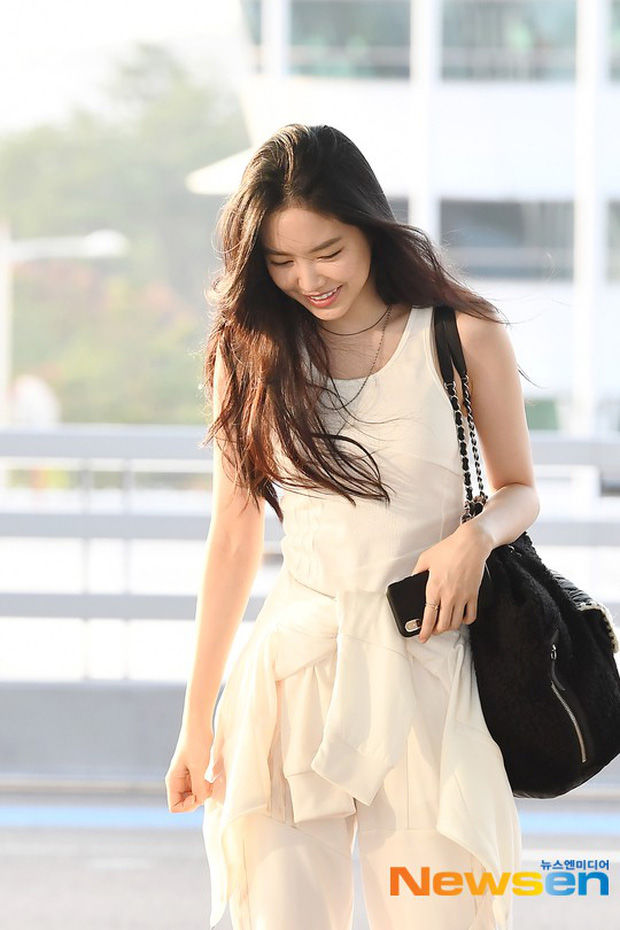 Na Eun (APink) khoe “vòng eo huyền thoại” tại sân bay đẹp không khác