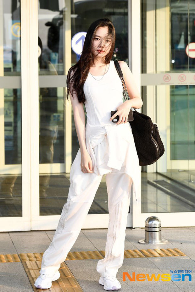 Na Eun (APink) khoe “vòng eo huyền thoại” tại sân bay đẹp không khác