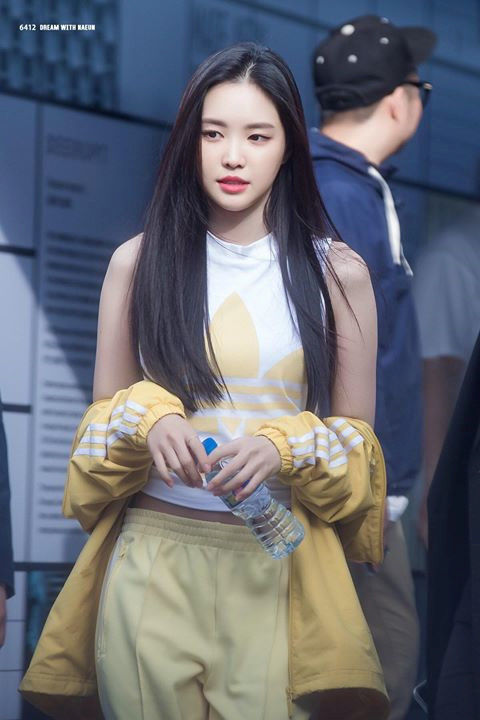 Na Eun (APink) khoe “vòng eo huyền thoại” tại sân bay đẹp không khác