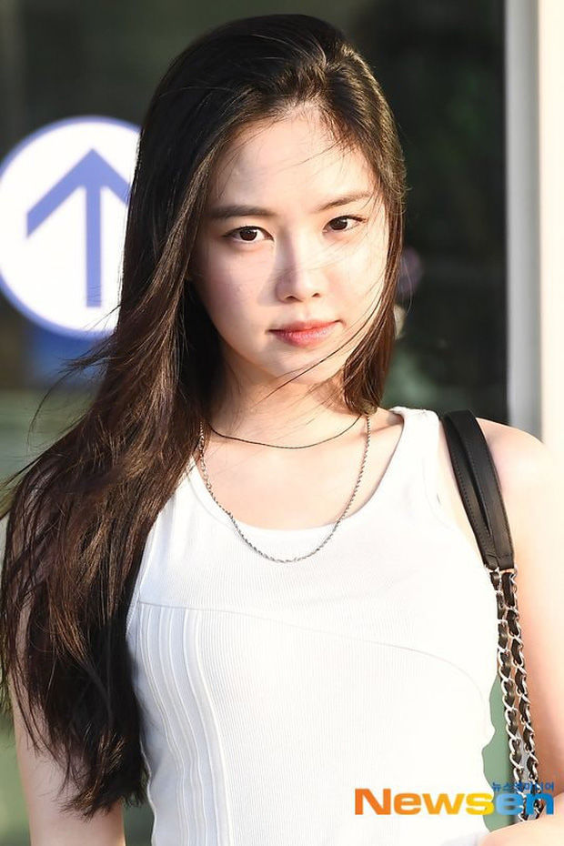 Na Eun (APink) khoe “vòng eo huyền thoại” tại sân bay đẹp không khác