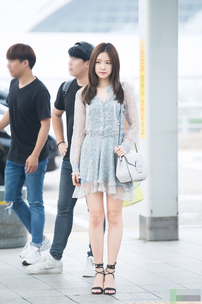Na Eun (APink) khoe “vòng eo huyền thoại” tại sân bay đẹp không khác