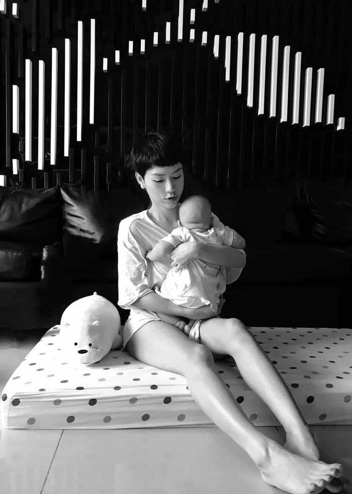 Nhã Phương thừa nhận làm mẹ, Mai Phương Thúy suýt lộ ngực xấp xỉ 100cm