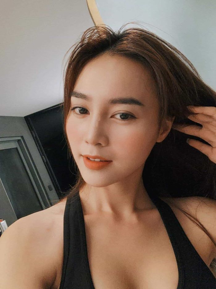 Nhã Phương thừa nhận làm mẹ, Mai Phương Thúy suýt lộ ngực xấp xỉ 100cm
