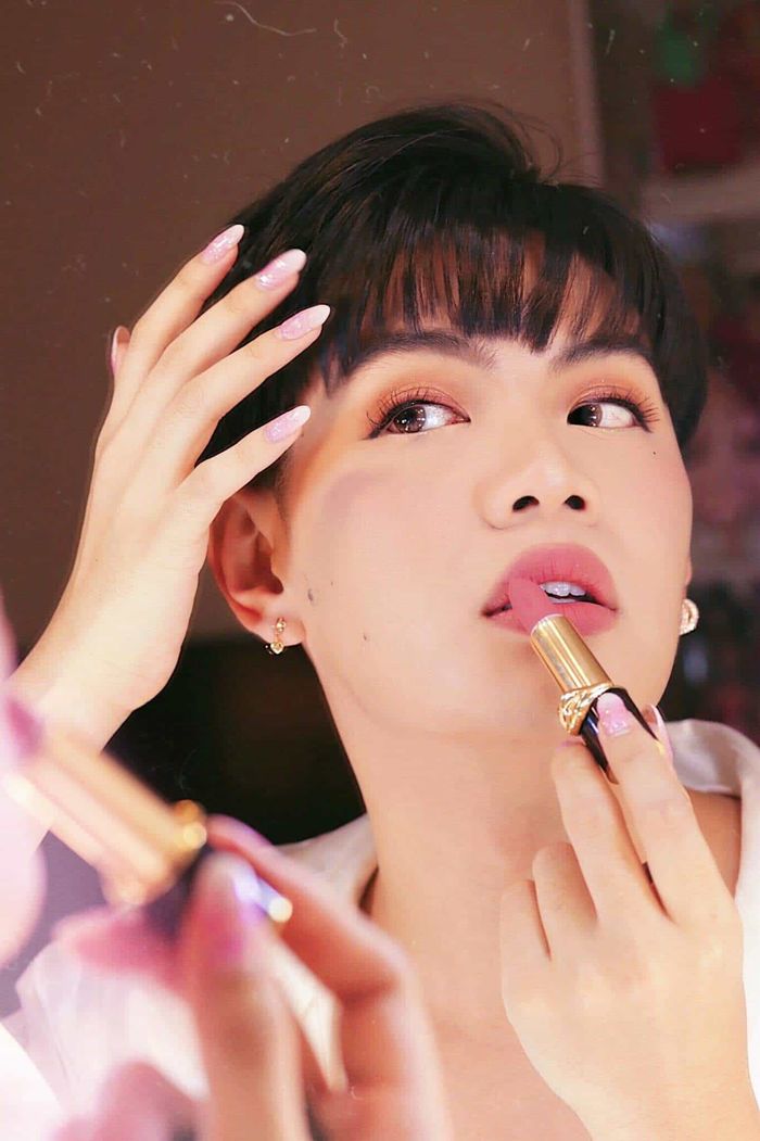 Nhã Phương thừa nhận làm mẹ, Mai Phương Thúy suýt lộ ngực xấp xỉ 100cm