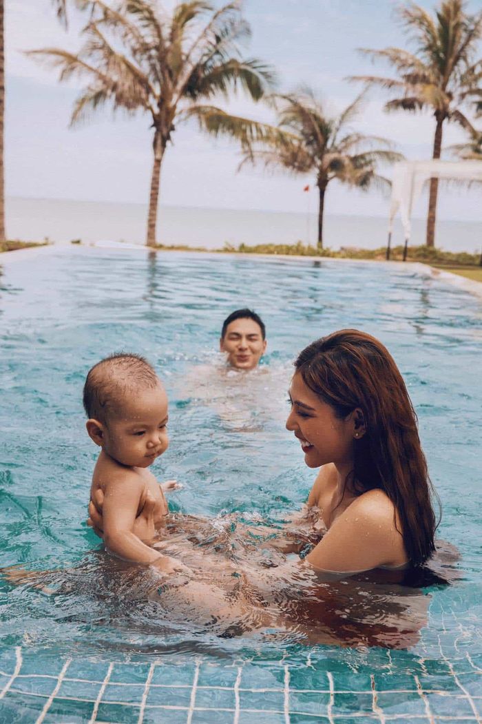 Nhã Phương tình cảm với chồng, Lan Ngọc đến hậu trường Chi Dân quay MV