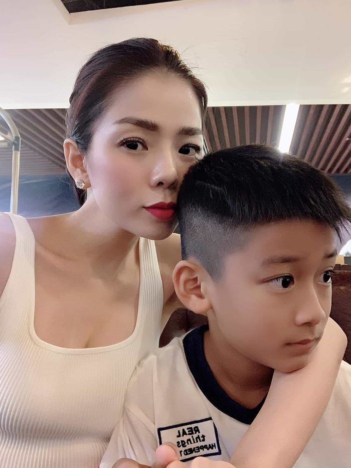 Nhã Phương tình cảm với chồng, Lan Ngọc đến hậu trường Chi Dân quay MV