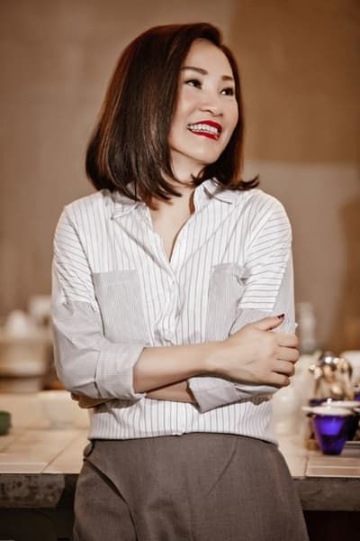 Nhan sắc Hồng Đào qua 30 năm đi diễn