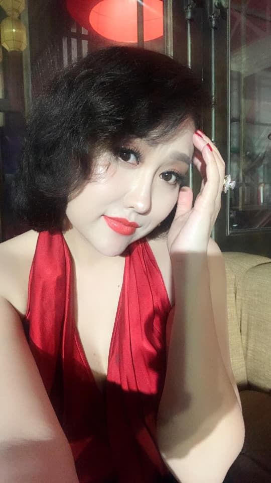 Nhi Thắng chụp ảnh cưới, Lý Nhã Kỳ diện váy dát vàng dự tiệc sinh nhật