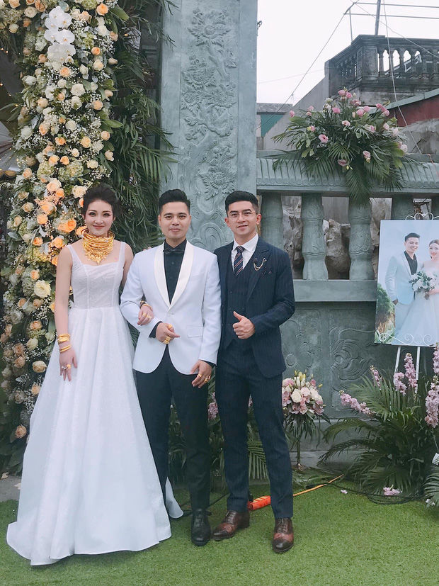 Cô dâu đeo vàng trĩu cổ trong ngày cưới