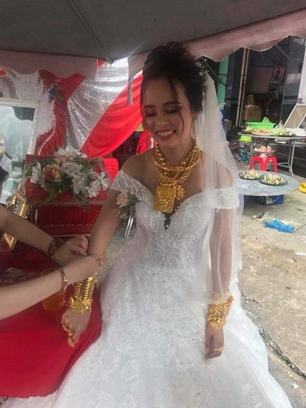 Cô dâu đeo vàng trĩu cổ trong ngày cưới