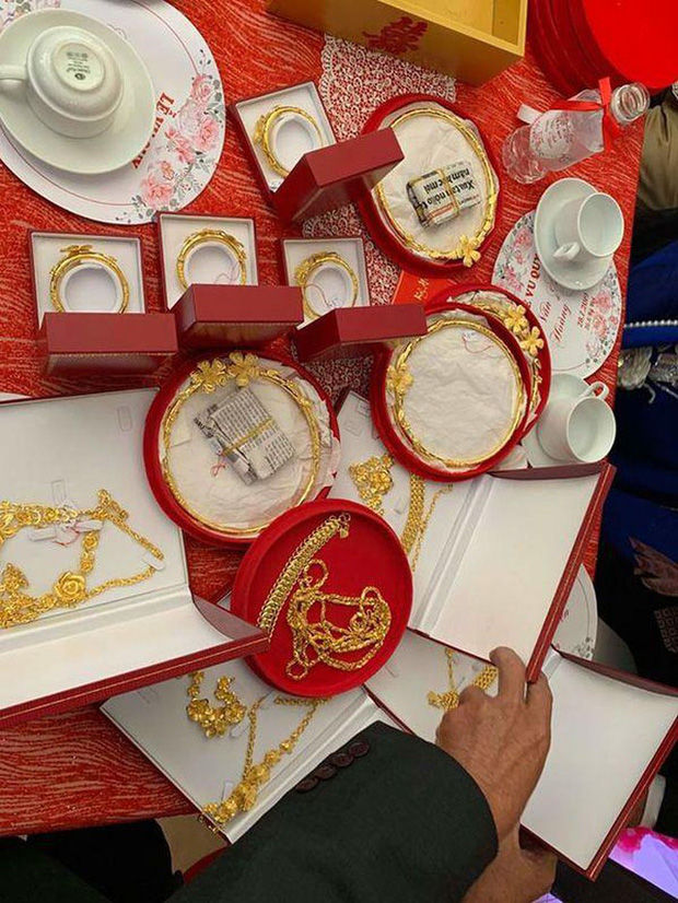 Cô dâu đeo vàng trĩu cổ trong ngày cưới