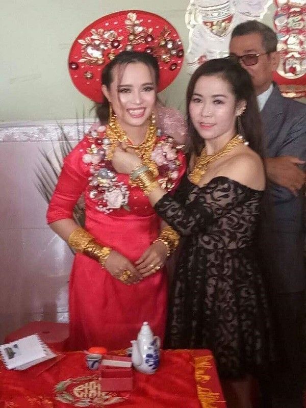 Cô dâu đeo vàng trĩu cổ trong ngày cưới