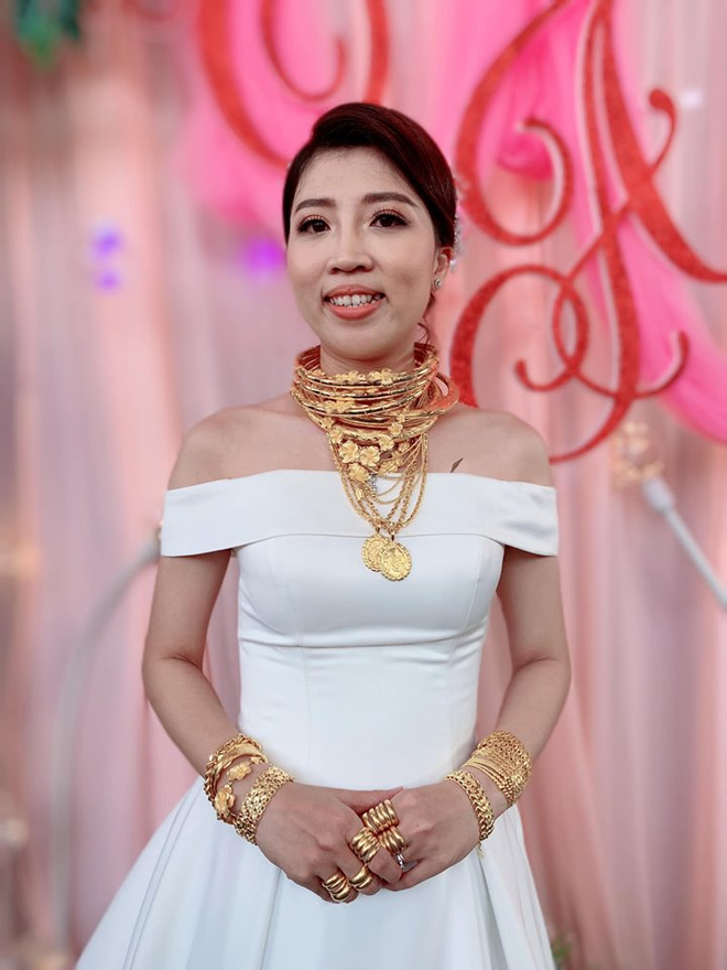 Cô dâu đeo vàng trĩu cổ trong ngày cưới