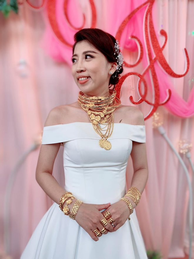 Cô dâu đeo vàng trĩu cổ trong ngày cưới
