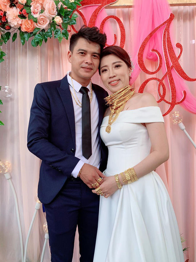 Cô dâu đeo vàng trĩu cổ trong ngày cưới