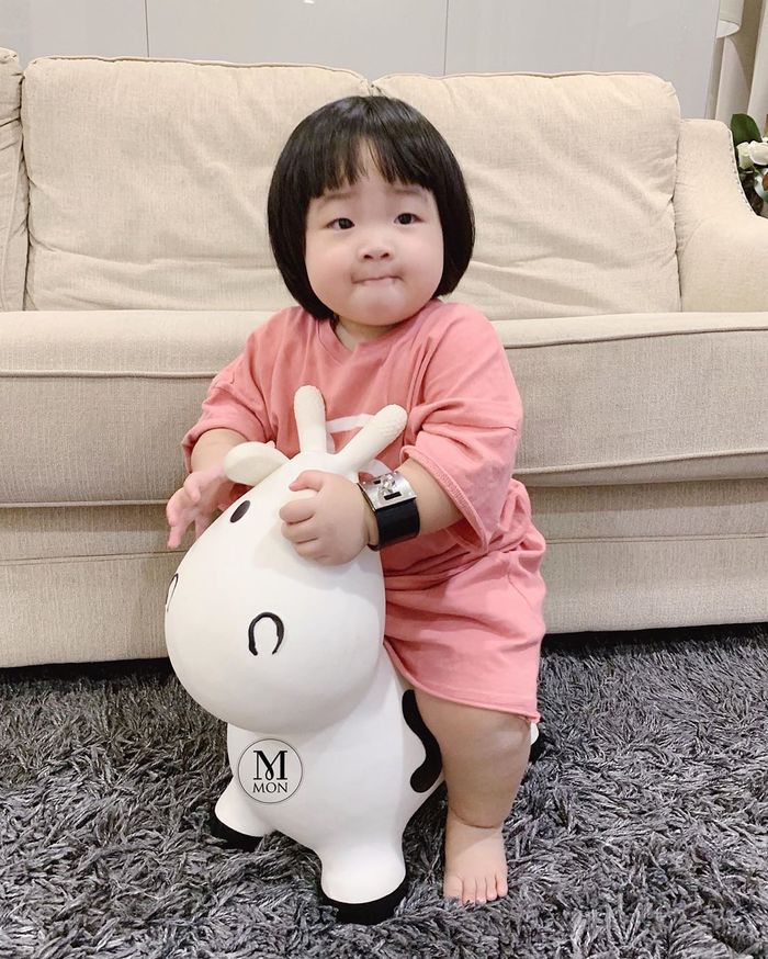 Những ông bố bà mẹ vàng trong làng “dìm” con nổi tiếng trên MXH