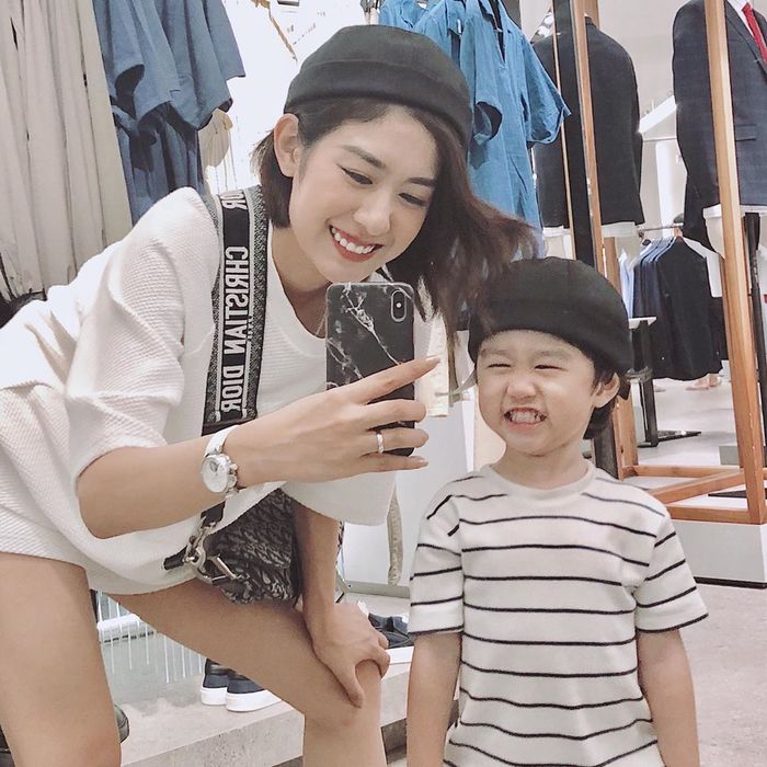 Những ông bố bà mẹ vàng trong làng “dìm” con nổi tiếng trên MXH