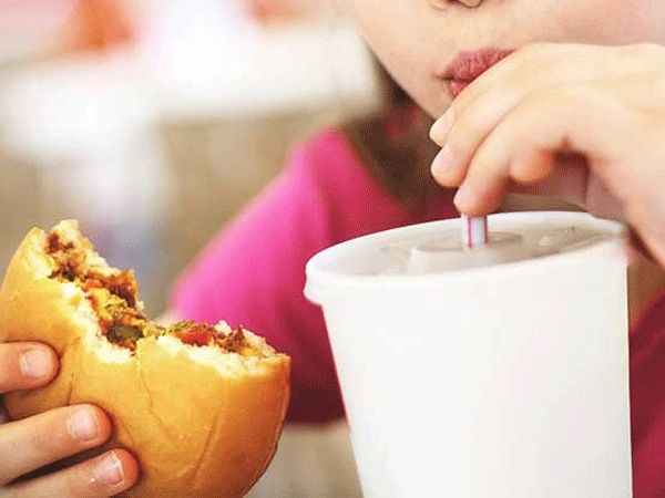 Những thực phẩm có hại cho con mà cha mẹ cứ vô tư cho ăn