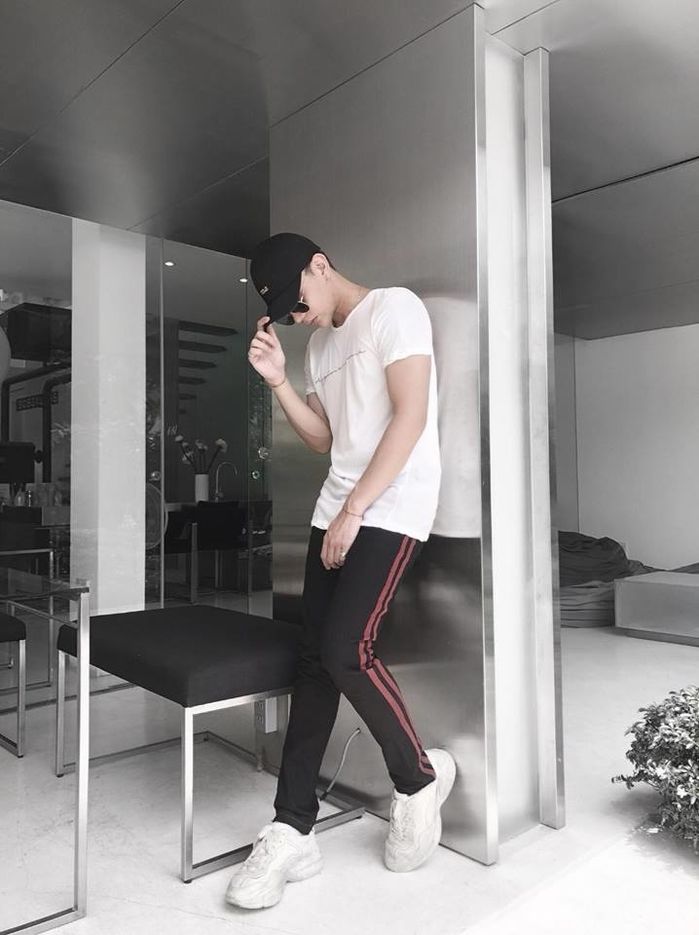 Quang Anh “Về nhà đi con” gia nhập hội giày độn showbiz Việt