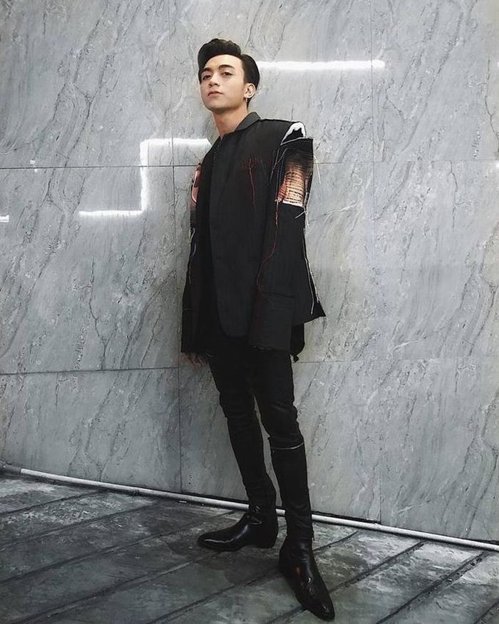 Quang Anh “Về nhà đi con” gia nhập hội giày độn showbiz Việt