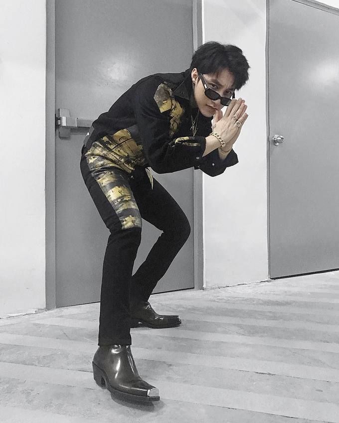 Quang Anh “Về nhà đi con” gia nhập hội giày độn showbiz Việt