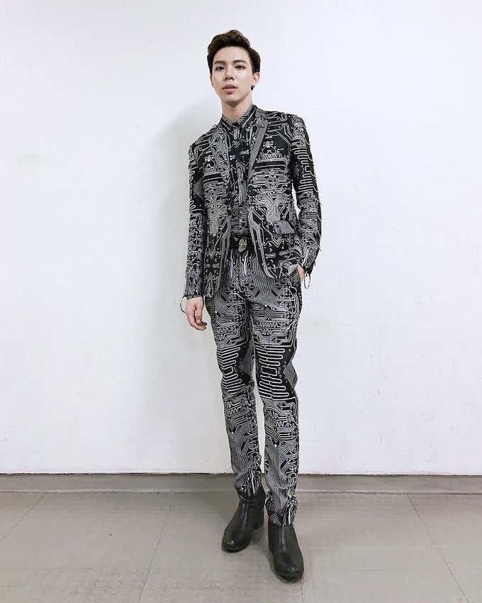 Quang Anh “Về nhà đi con” gia nhập hội giày độn showbiz Việt
