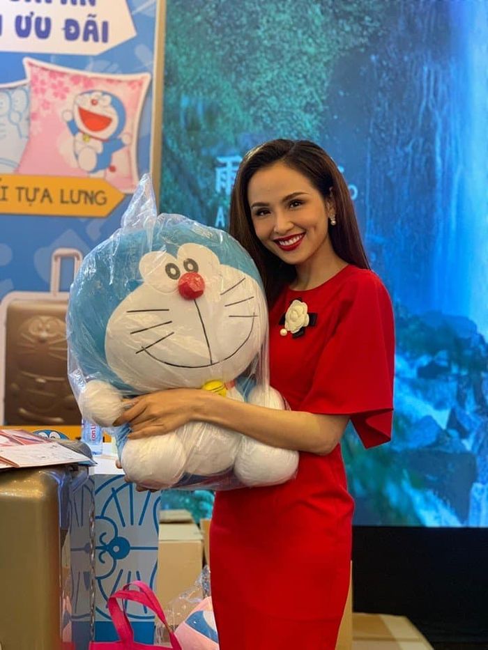 Noo Phước Thịnh đến thăm fan bệnh hiểm nghèo, Sơn Tùng lần đầu khoe cơ