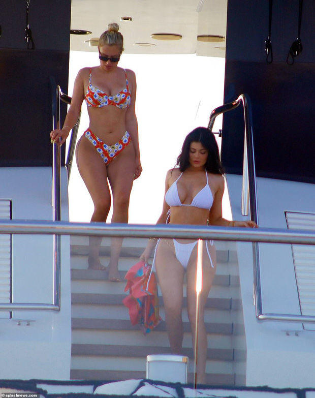 Nữ “tỷ phú tự thân” Kylie Jenner làm fan bỏng mắt với siêu vòng 3 trên