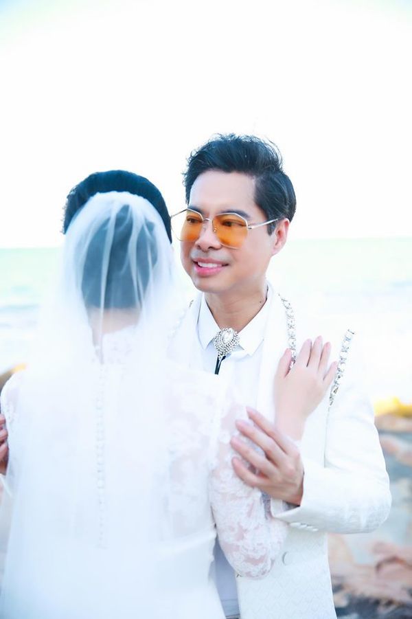 Ông hoàng nhạc sến” Ngọc Sơn tung ảnh cưới úp mở chuyện lấy vợ, còn n