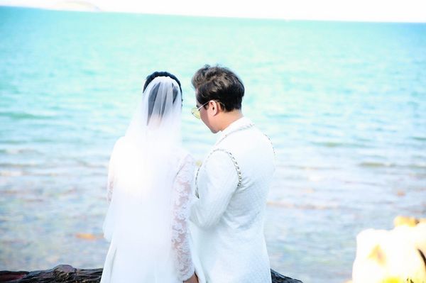 Ông hoàng nhạc sến” Ngọc Sơn tung ảnh cưới úp mở chuyện lấy vợ, còn n
