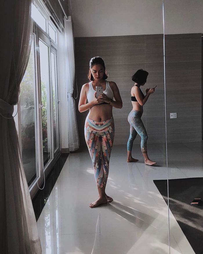 Sao nữ Vbiz lấy lại vóc dáng sau sinh: Phạm Quỳnh Anh chăm tập yoga