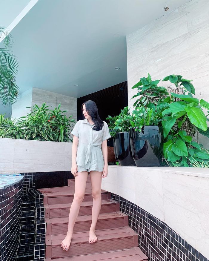 Sao nữ Vbiz lấy lại vóc dáng sau sinh: Phạm Quỳnh Anh chăm tập yoga