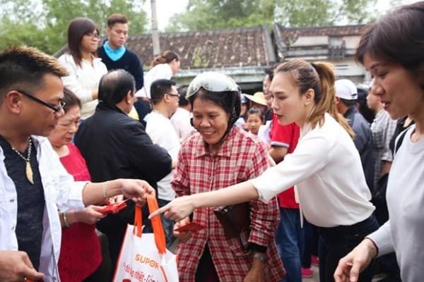 Sao Việt chăm chỉ làm từ thiện