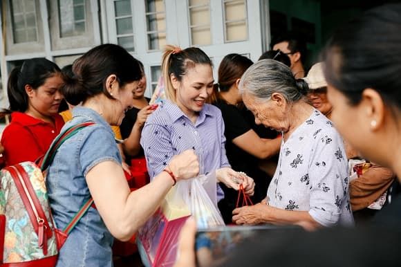 Sao Việt chăm chỉ làm từ thiện