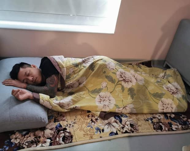 Sao Việt chăm vợ vượt cạn: Tuấn Hưng ngủ thiếp dưới sàn nhà