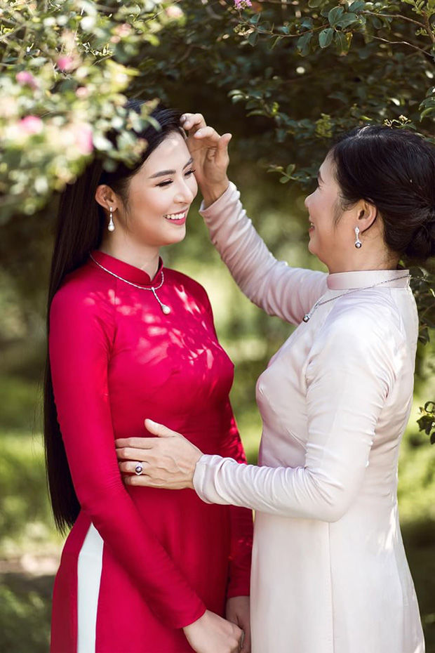 Sao Việt ngày lễ Vu lan: Ngọc Hân thiết kế áo dài tặng mẹ, Mỹ Tâm làm